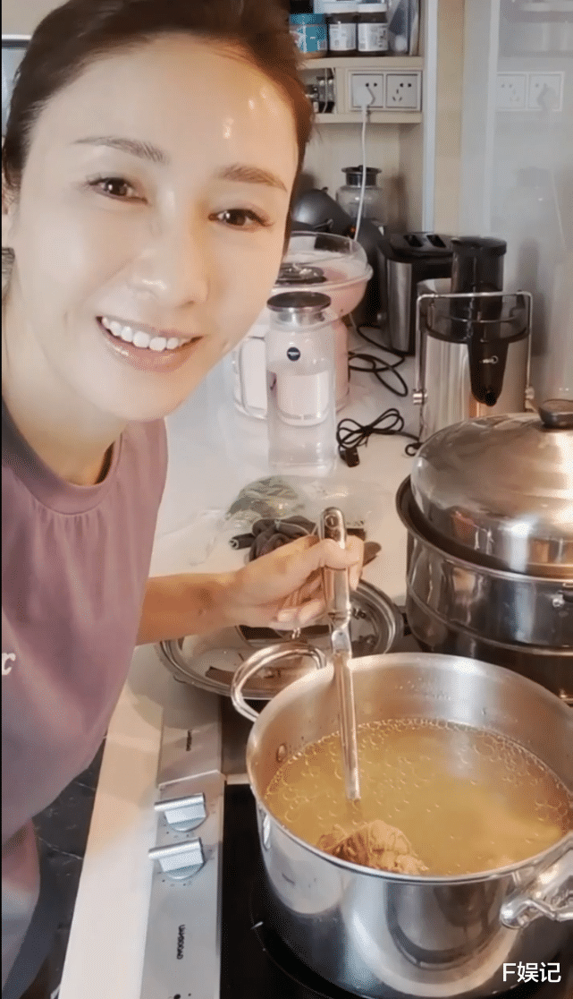 黎姿|黎姿一家五口隔离1个多月不无聊 教3个女儿烹饪、打扫很有意义