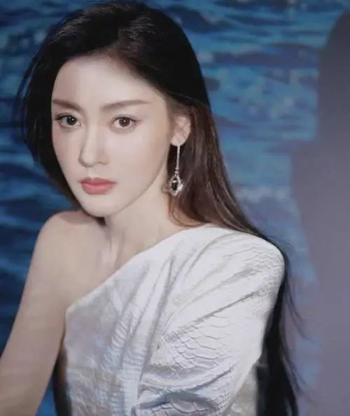 张天爱|张天爱身材好就是敢穿,上衣像碎布拼接出来的,这才是真正的少女感