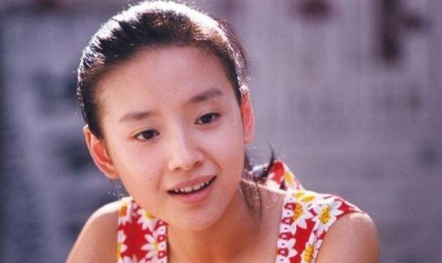 25年前的春晚，谁注意到潘长江身旁跳舞的女孩？如今红得一塌糊涂