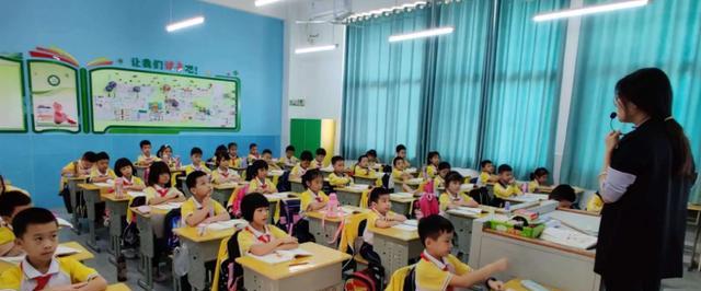 2人捣乱50人连坐：自扇20耳光还被罚站一堂课，学校的处理让人怒