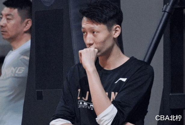 姜宇星|CBA三消息：辽宁顶薪不太够用，姜宇星终于获奖，赵岩昊场边休息