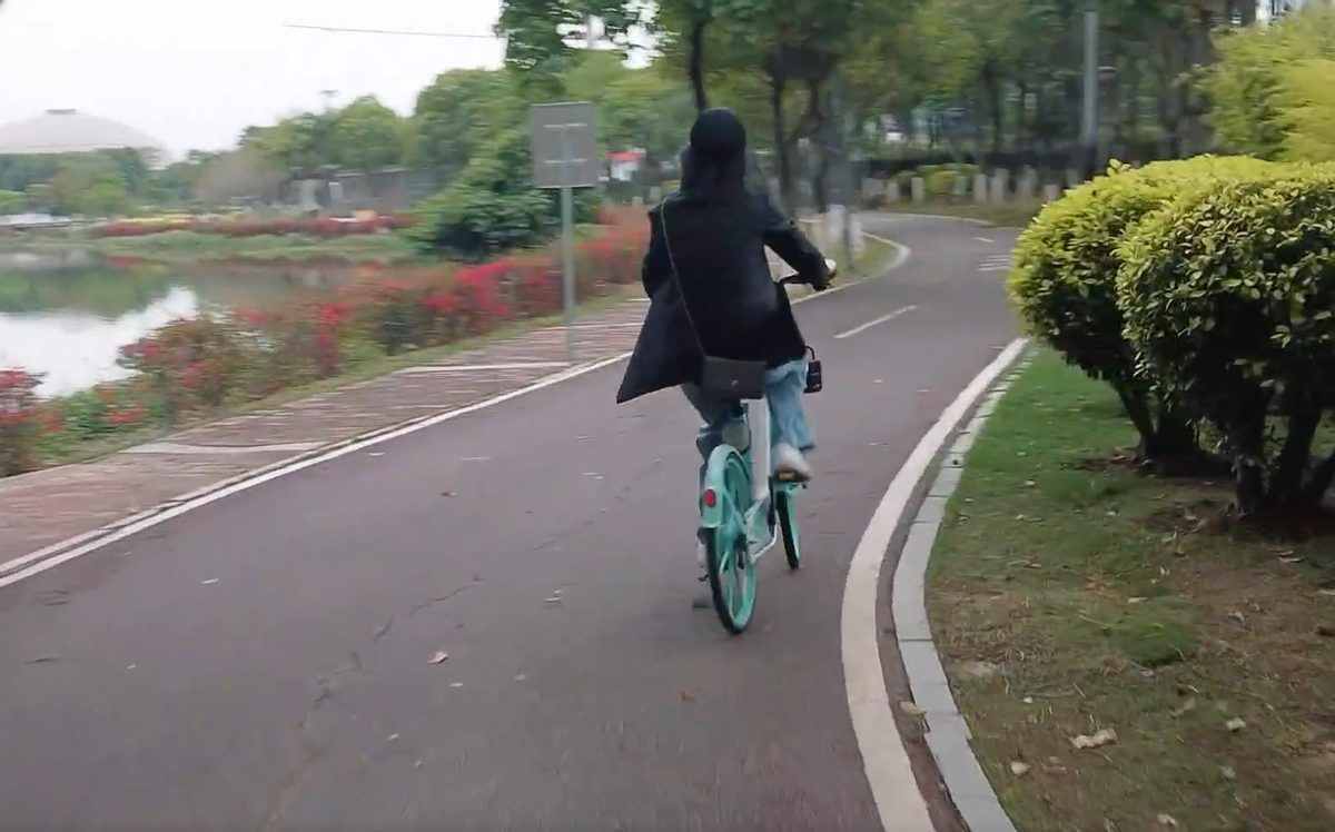 张钧甯|39岁张钧甯环保主题照曝光，穿低胸吊带躺地上拍照，性感十足