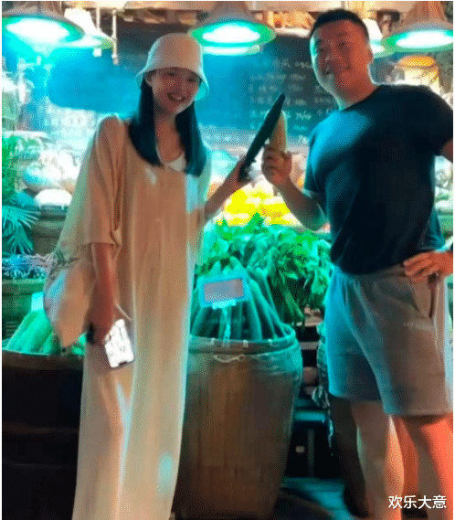 范冰冰|晚晚背布包约会，跟林瀚在菜市场合影，素颜也开心