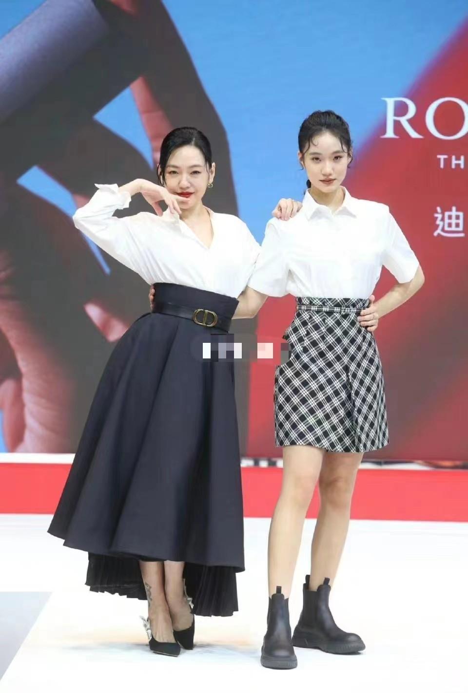 小S二女儿气质绝了，和老妈站在一起气场丝毫不弱，超模魅力初显