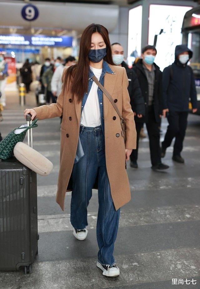 沈梦辰|沈梦辰婚后首次走机场,拎13万爱马仕开心成眯眯眼,王菲同款抢镜