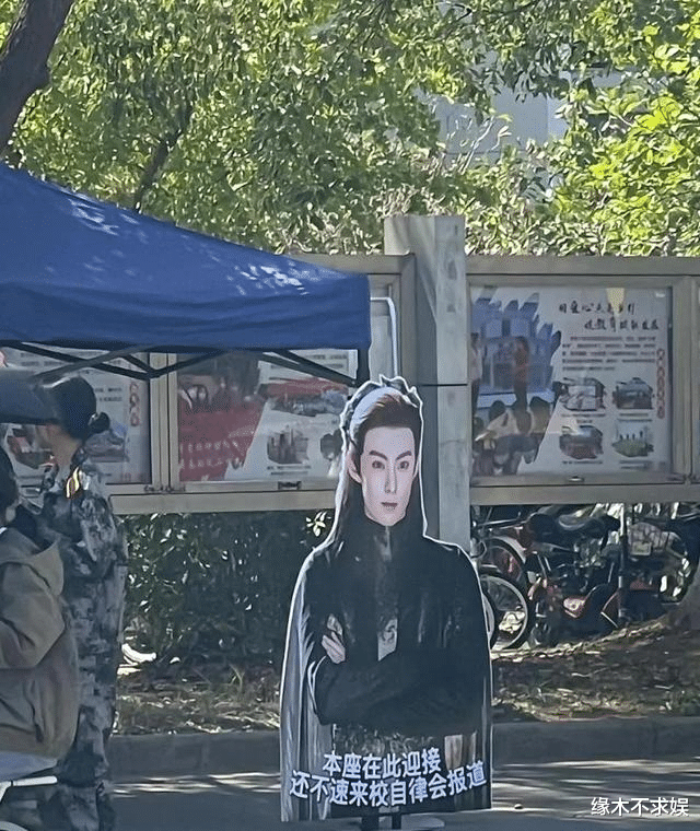 杨幂|苍兰诀余温未散:有人让娃认东方青苍为父,张凌赫差点被粉丝绊倒