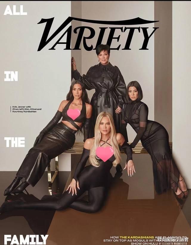 金·卡戴珊|卡戴珊妈妈带3个女儿荣登封面!41岁金姐穿包臀皮裙,曲线太赞