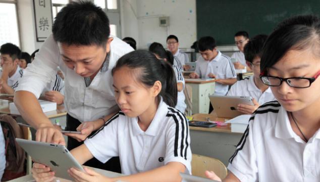 王鹤棣|王鹤棣走红后,早年“字迹”也随之曝光,老师:要不你练练字?