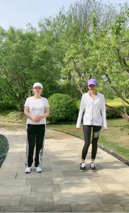 刘畊宏|闫学晶化身“刘畊宏女孩”，携儿媳大跳健美操，体力不支累到大笑