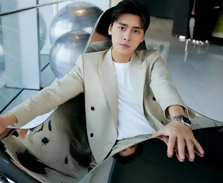 李易峰|顶流李易峰“床照曝光”,酒店看视频选妃,身材发福被指太油腻