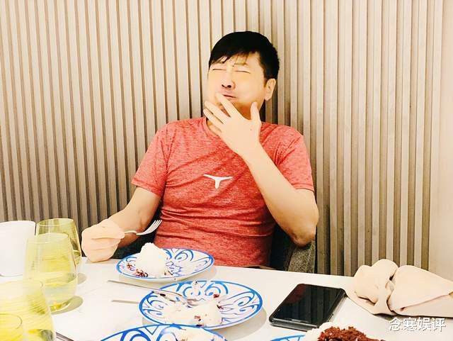 庾澄庆 61岁庾澄庆近照曝光,穿帅气西服喝喜酒,瘦身成功后自夸是大帅哥