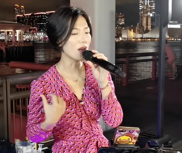 星光大道|歌手龙婷：曾是《星光大道》冠军，受邀参加春晚后，为何街头卖唱