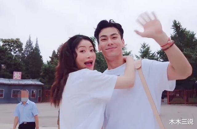 陈紫函|46岁陈紫函穿薄纱裙秀身材！皮肤白皙腿超长，躺沙地凹造型太性感