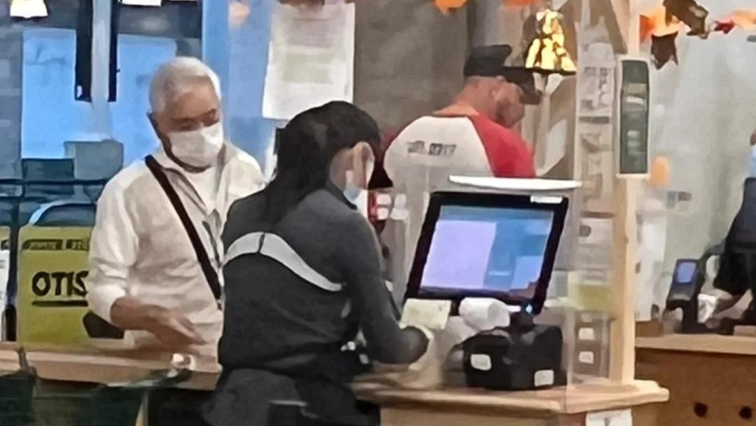 |老戏骨秦沛罕见出镜，孤身一人逛超市超接地气，头发全白身材消瘦