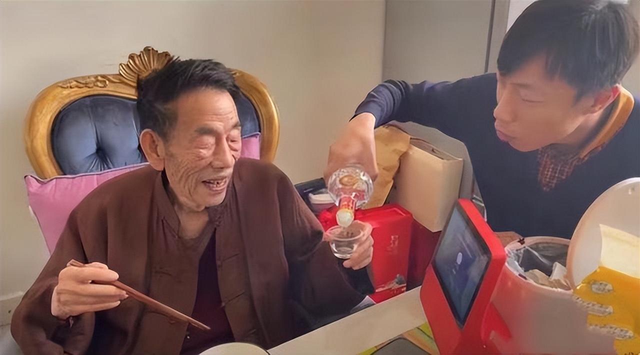 ?90岁杨少华骨瘦如柴,三亚度假!