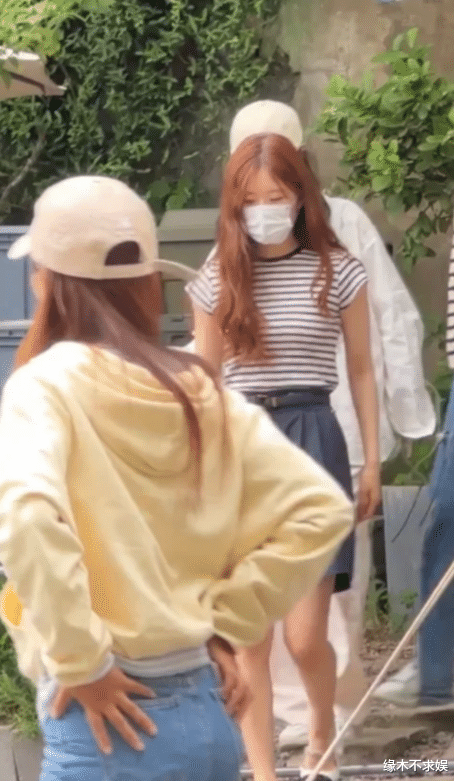 赵露思|23岁赵露思拍戏被偶遇,生图下纤细瘦削,状态获好评