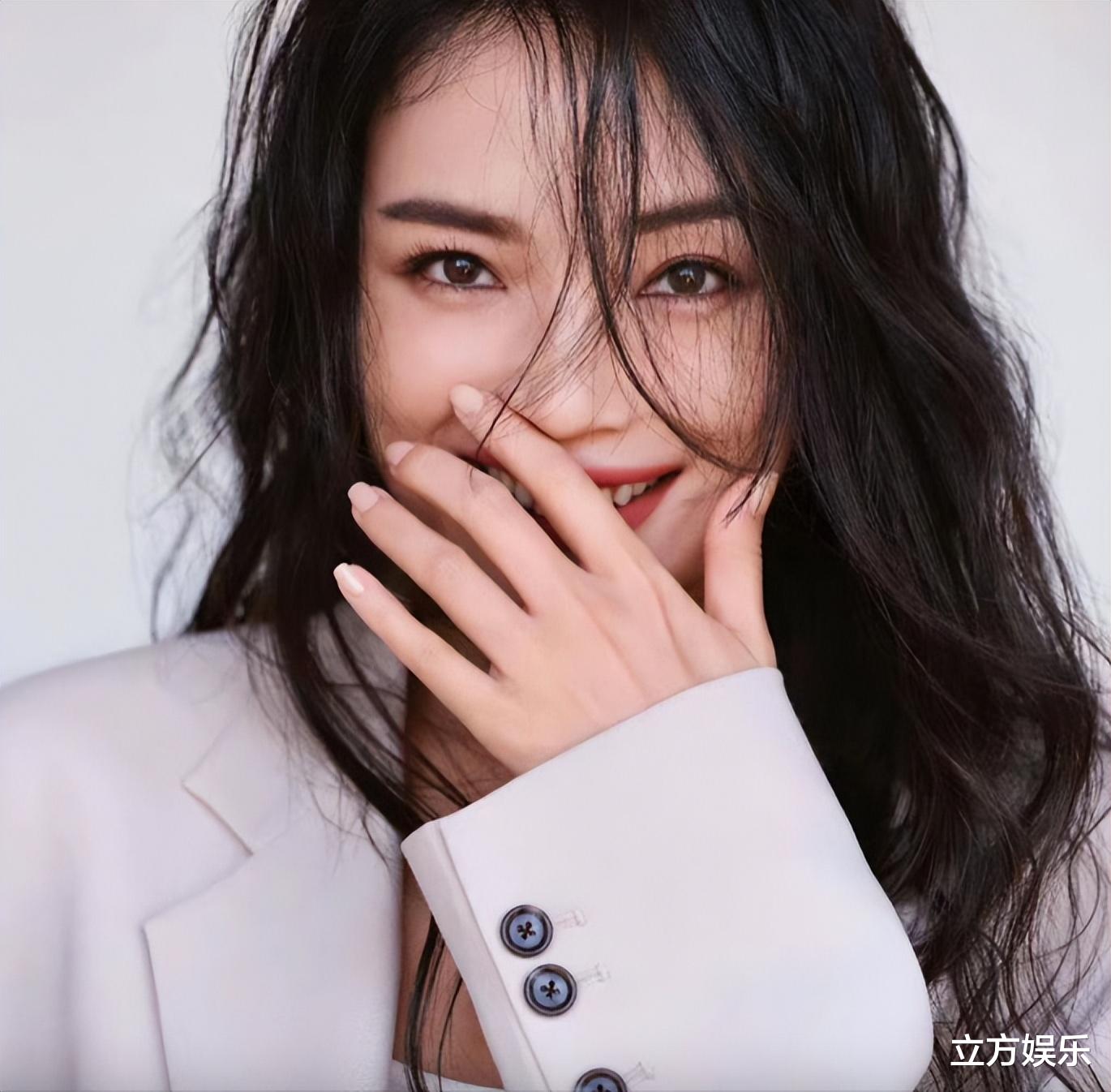 舒淇|舒淇自曝经常失眠,一头粉色头发显年轻,眼部状态暴露真实年龄!