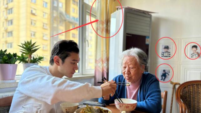 黄晓明|黄晓明探亲至今未归，姥姥新房曝光，欧式家具，窗帘暴露年代感