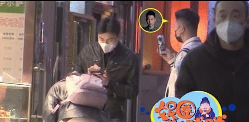 王雷|“西北锤王”王雷力压于和伟获飞天视帝与好友同做核酸街头热聊