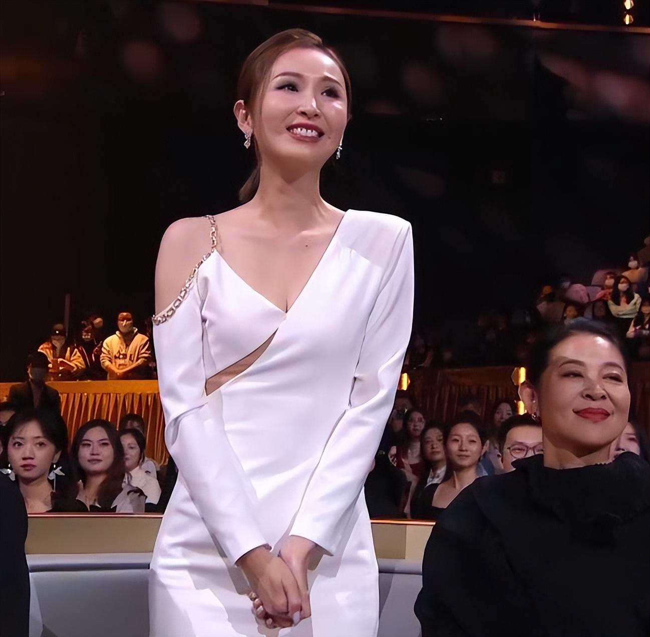 谭松韵|看众星金鹰奖颁奖礼造型：42岁殷桃黑裙显身材，谭松韵波点裙清新