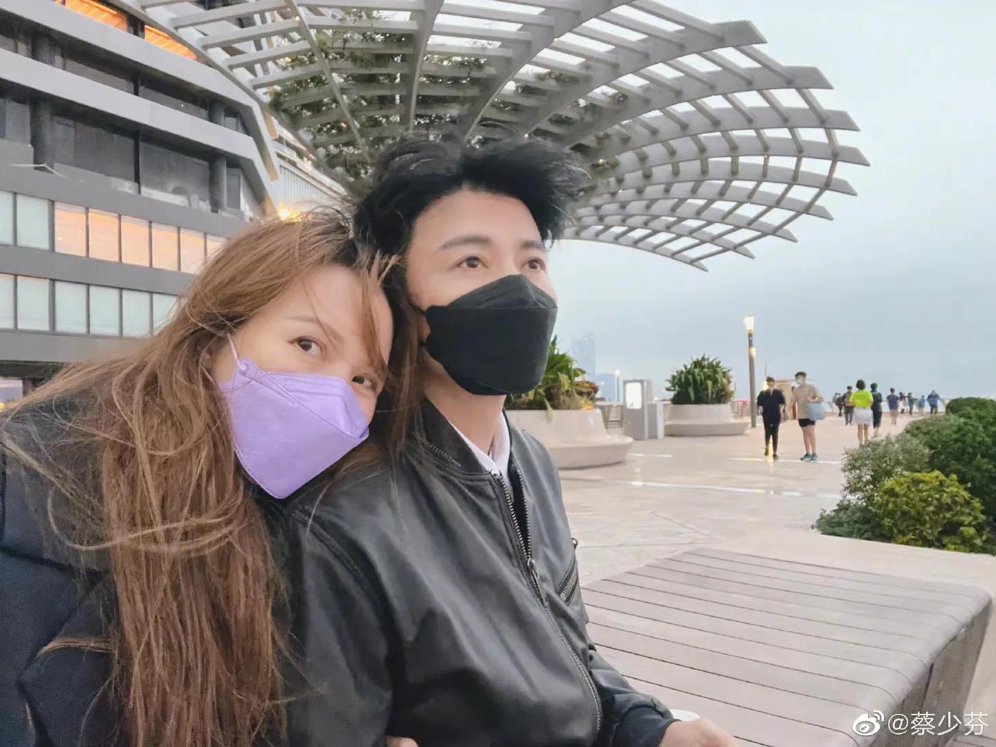 蔡少芬|蔡少芬晒小儿子萌照，3岁鱼蛋穿中式长衫卖萌耍宝