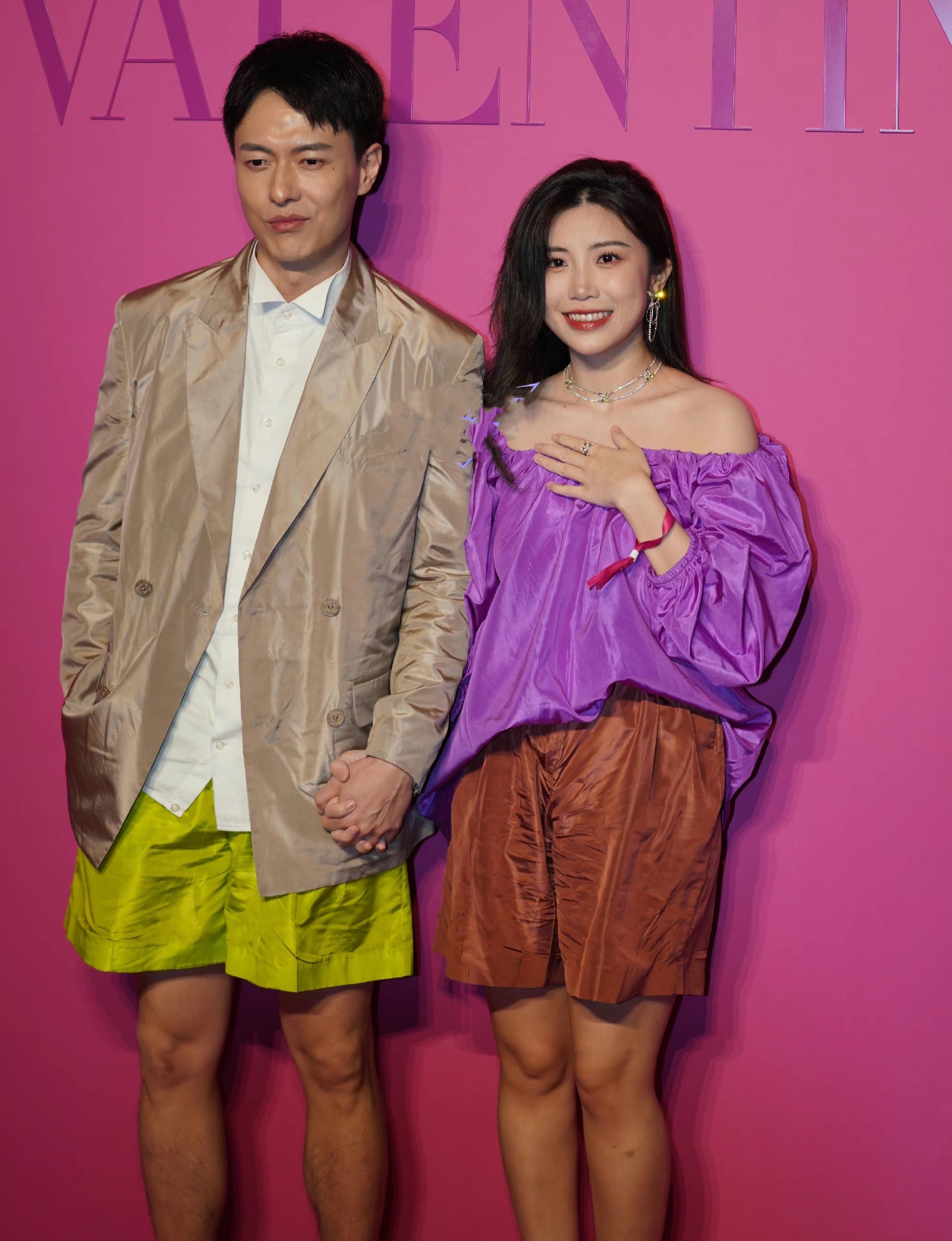 王能能|罗拉王能能牵手走红毯，脱离节目滤镜太幻灭！穿五位数礼服像睡衣