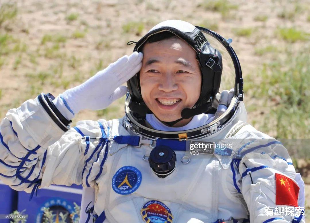 择机发射!神14与长征二号火箭成功合体,指令长和协助员是谁?