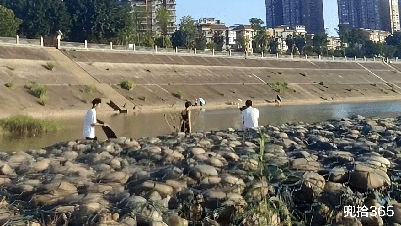 |身着清凉的女伪钓鱼人,身后还跟着摄影团队,网友:智商被侮辱了