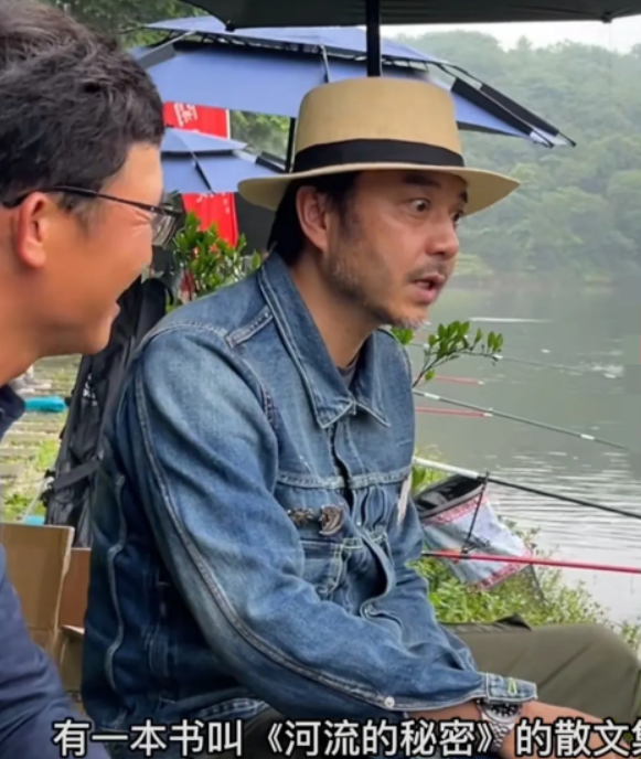 |汪涵跟“大佬”刘志强学钓鱼，却现场“说教”，对方只能尴尬回应