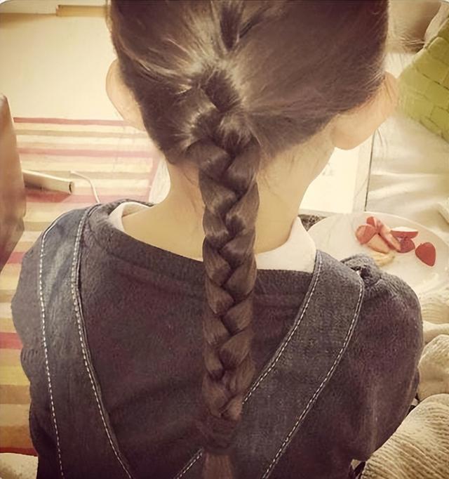 大放异彩|吴彦祖为女儿涂指甲,被妻子夸是最好的爸爸,9岁吴斐然颜值超高