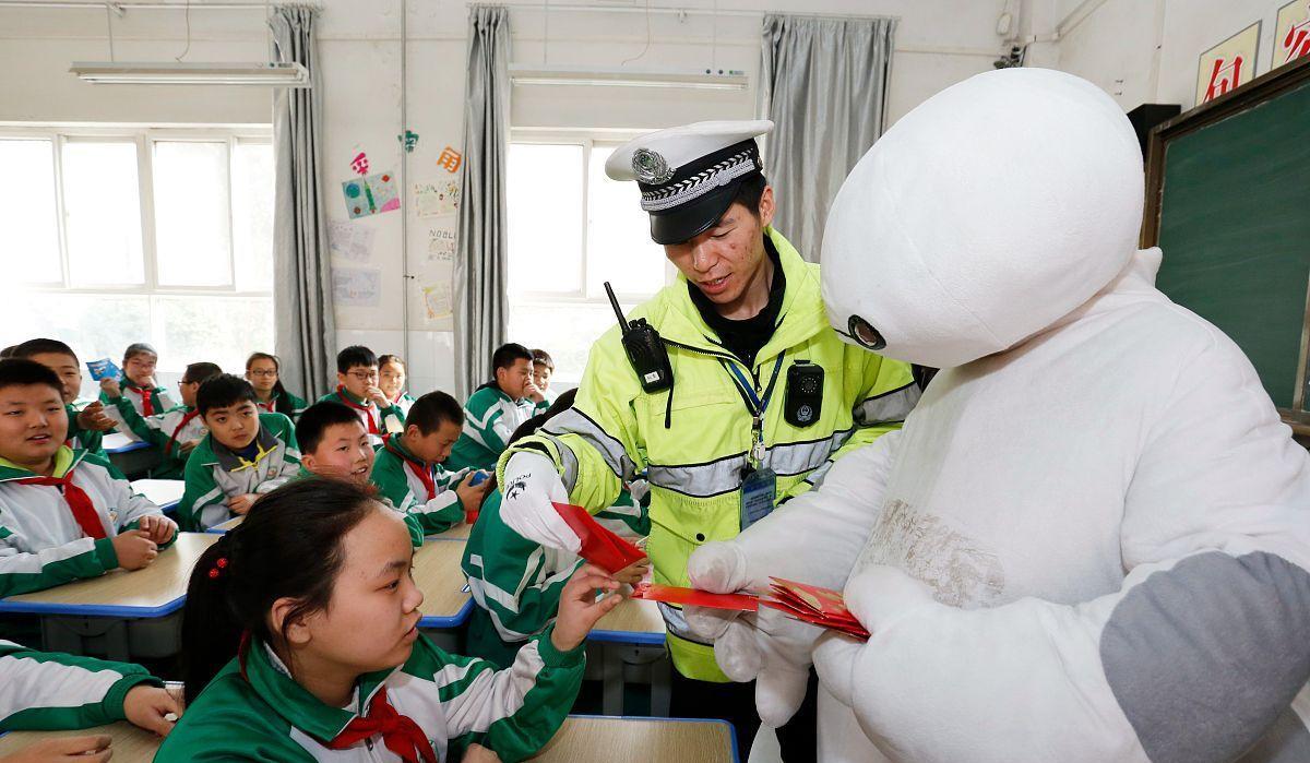 江苏一男童险从5楼坠落,一高中生紧急拉回,网友:棒棒哒