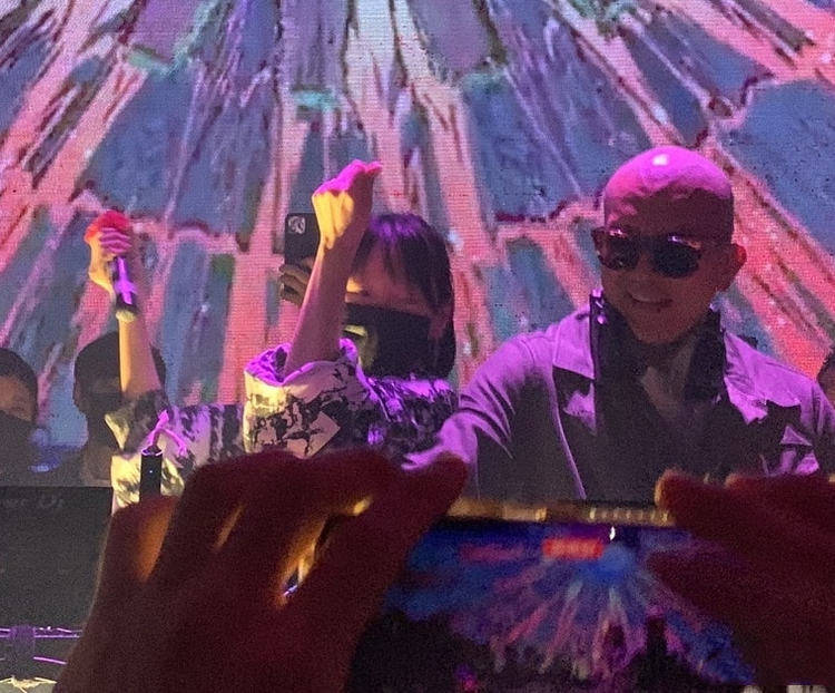 小S|具俊晔在台湾夜店演出,大S因为带孩子缺席,小S上台激情拥抱姐夫