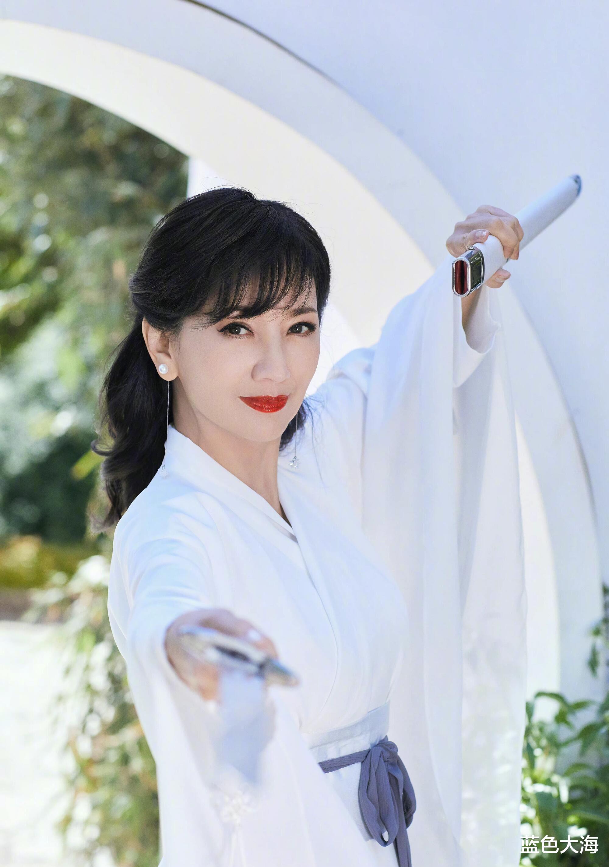 赵雅芝|赵雅芝穿“汉服”美出新高度，68岁看着还像30岁