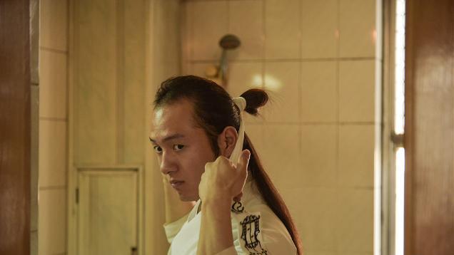 西安一90后男子长发及腰,坚持汉服加身10年,无视他人嘲讽和非议