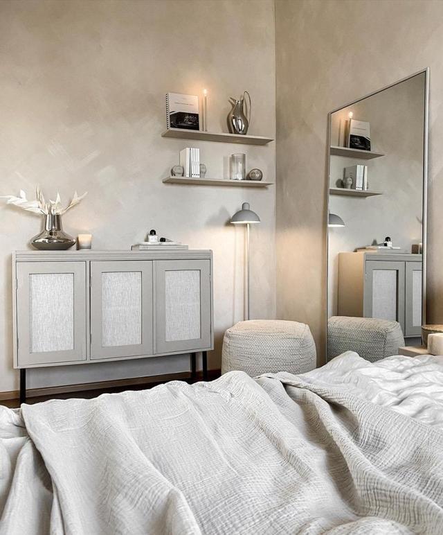 水泥灰墙的白色房子，别致的露台随意的画，与家一起的时光很舒服