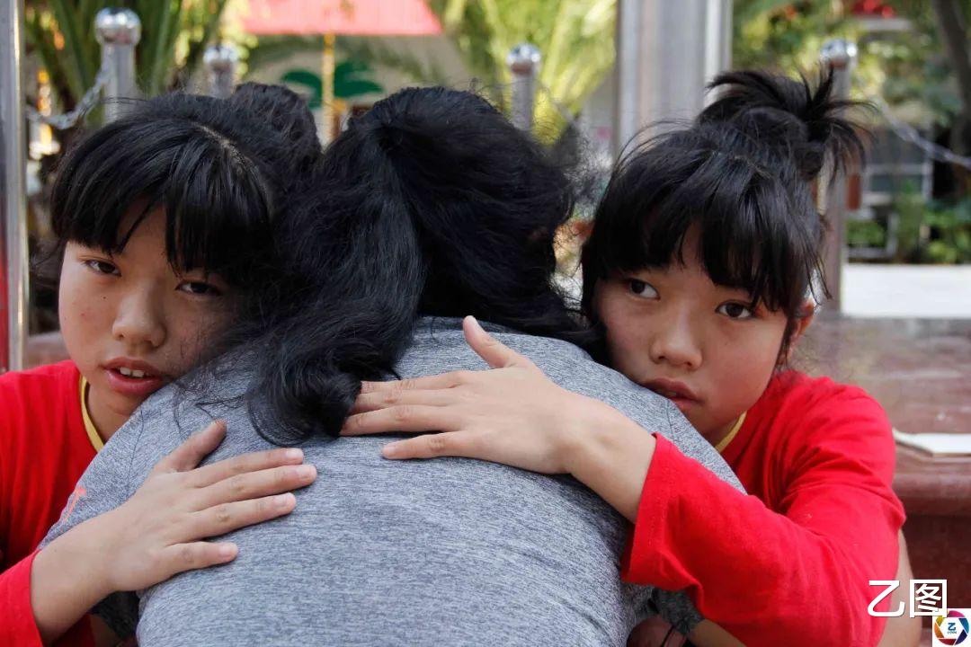 双胞胎女儿患病后母女仨被爸爸抛弃,妈妈两个救一个仍无能为力
