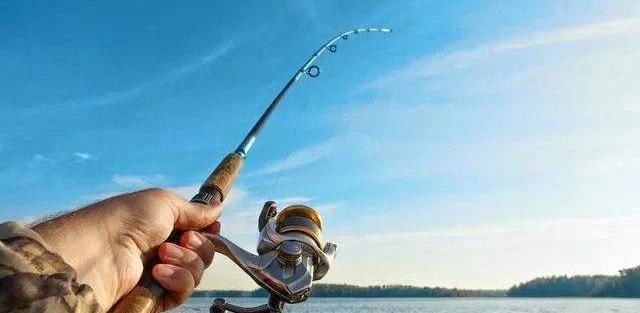 饵料|男子把路亚玩出新花样，直接将水滴轮绑手上，网友：真担心中大鱼