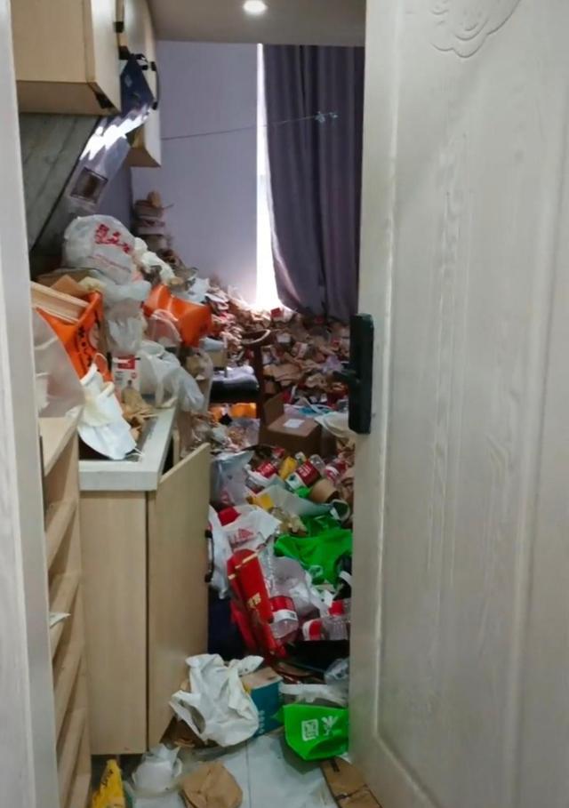 江苏:男子租房半年退租后留下一屋子垃圾,网友说他女朋友经常来