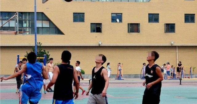 迪士尼|曾花16万断骨,只为长高7.2厘米的李亚诺,如今与后遗症为伴