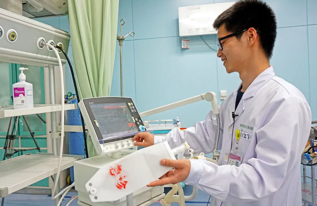 护士|男生报考护理专业,将来能闭着眼睛找工作?现实可能没有这么乐观