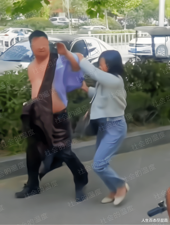 女子发现500元私房钱,当街将丈夫撕成赤膊:是不是拿去养狐狸精