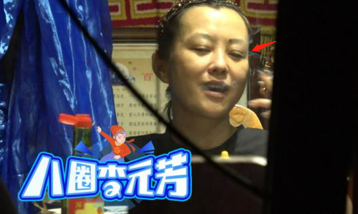 晚礼服|43岁郝蕾吃饭抽烟被拍！抽香烟熟练吐烟圈，皮肤蜡黄双眼皮太宽