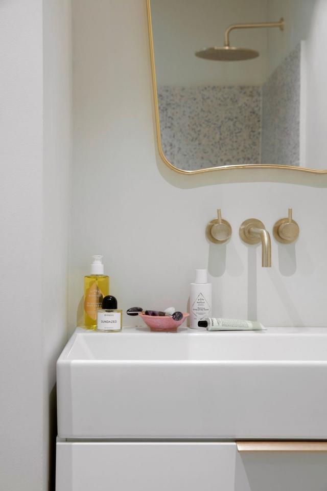 色彩柔和的住宅,精致女主人和所爱的家具物品,明亮温馨很想住