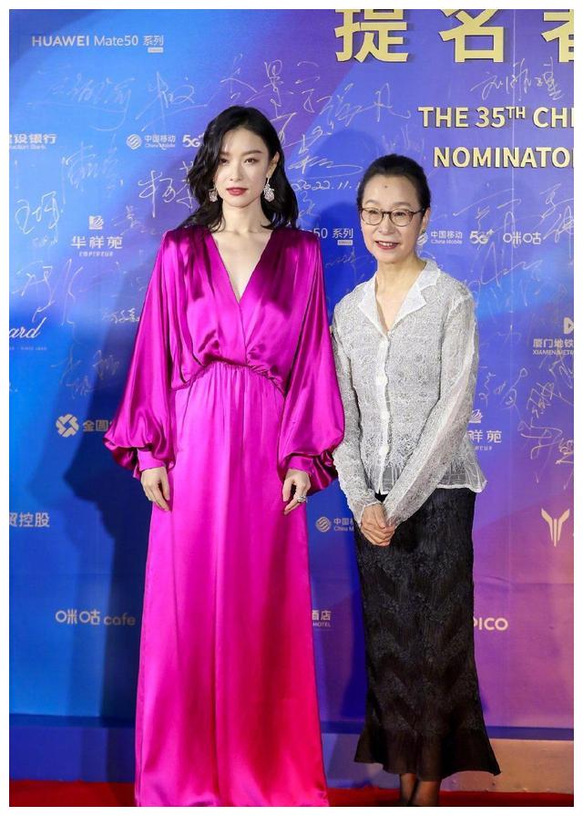 五大老戏骨出行自己推行李，拍戏不带助理以身作则给娱乐圈做表率