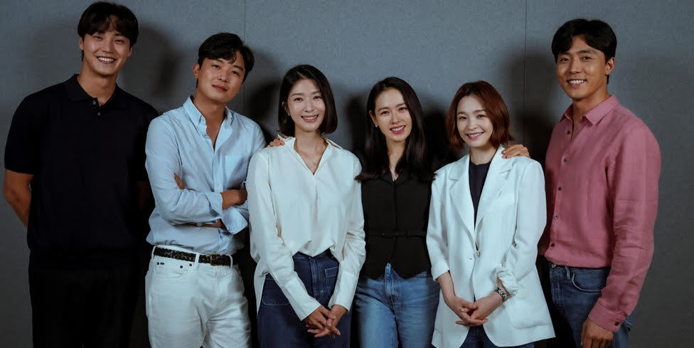 孙艺珍|40岁孙艺珍亮相新剧剧本研读，手臂肤色抢镜，同框小3岁男主CP感十足