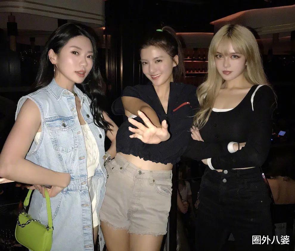 郑恺|郑恺苗苗秀恩爱上热搜，前女友程晓玥的评论区炸了