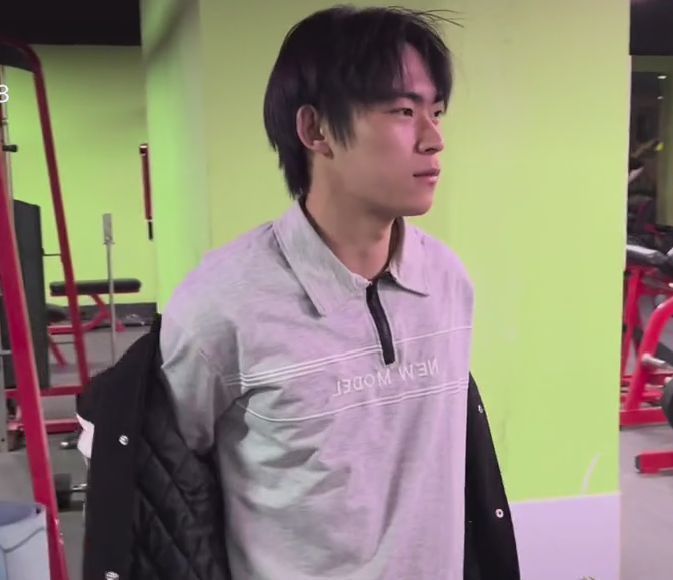 易烊千玺|河南小伙酷似易烊千玺走红,侧脸像厂长景浩,网友:千玺来拍戏了