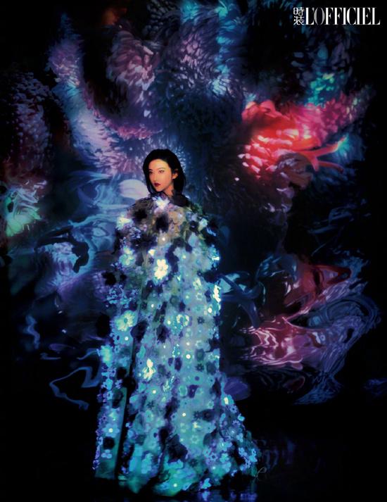 口红 景甜梦幻花境封释出 着碎钻裙搭粉蓝眼妆明艳魅惑