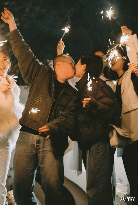 郝劭文|郝劭文求婚成功后,未婚妻首晒照秀恩爱,俩人贴一起看手机好甜蜜