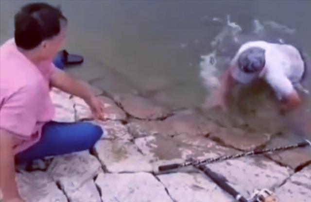 |男子野钓意外收获大鱼，两次拿到手了还给跑了，网友：天意不可违